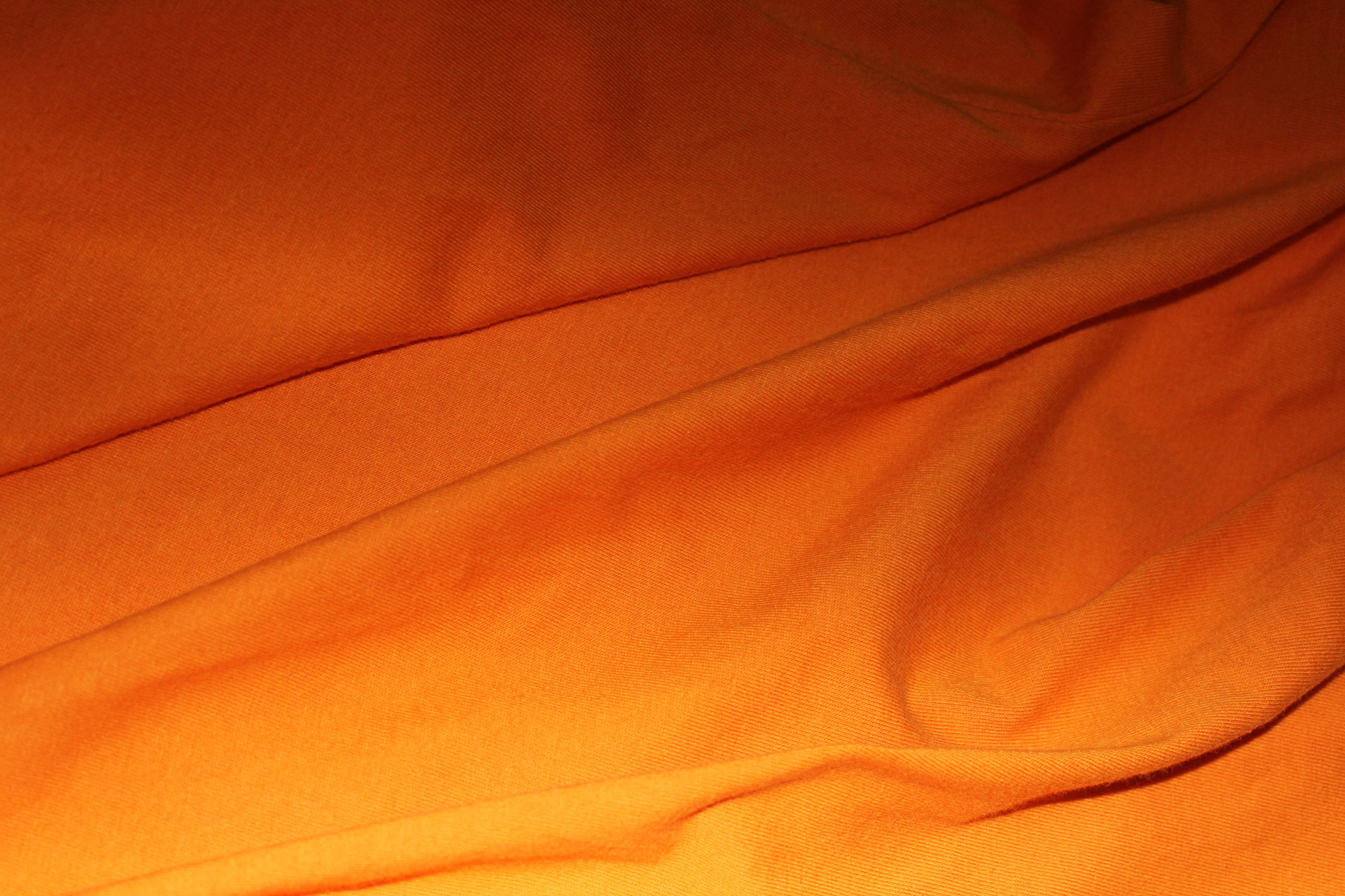 Фиона показывает себя на фоне оранжевой ткани