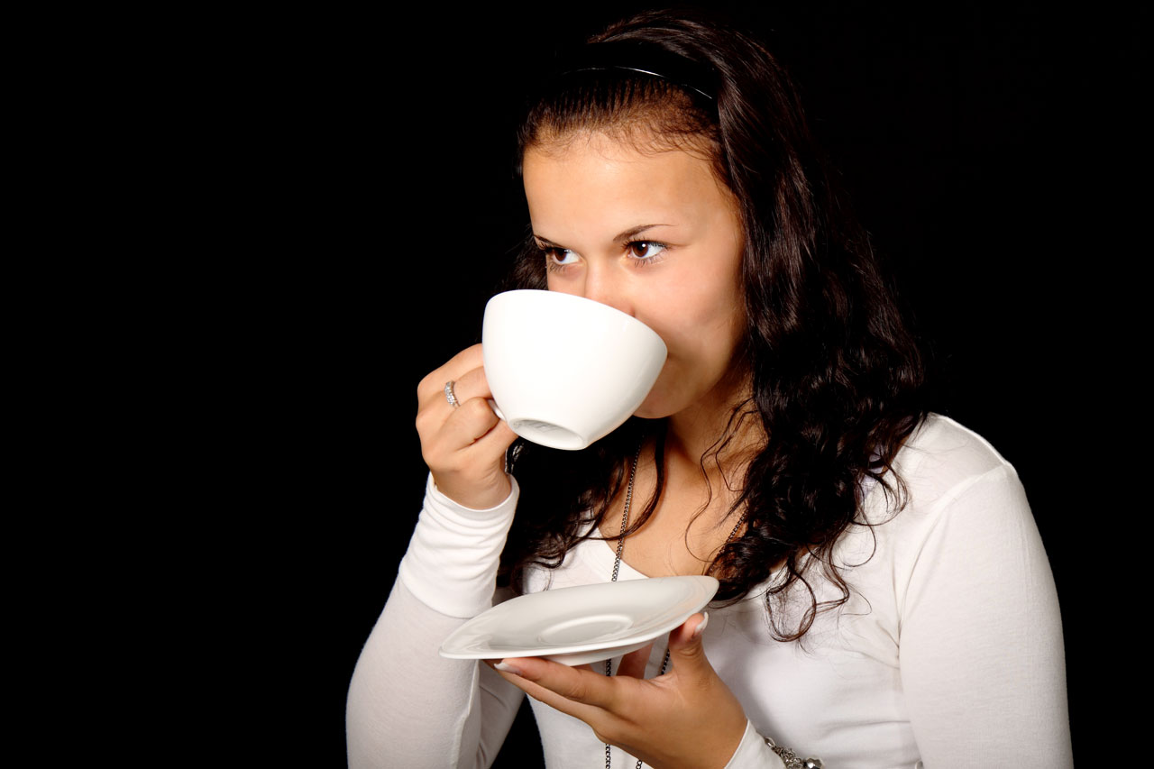 Почему нельзя пить с ложки примета. Пью чай. Девушка пьет кофе. Девушка пьет чай. Женщина с чашкой кофе.