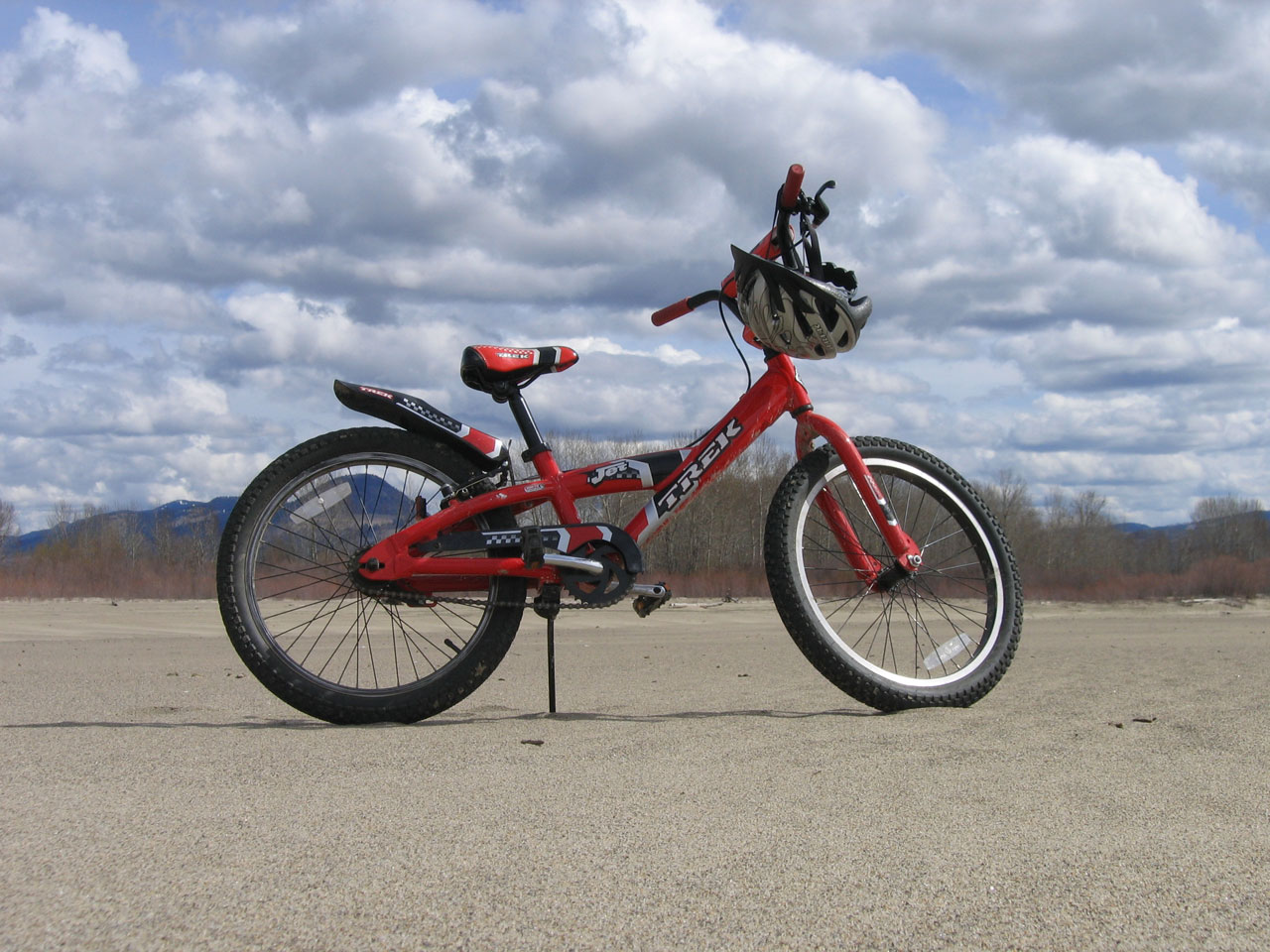 red bike bicycle free photo