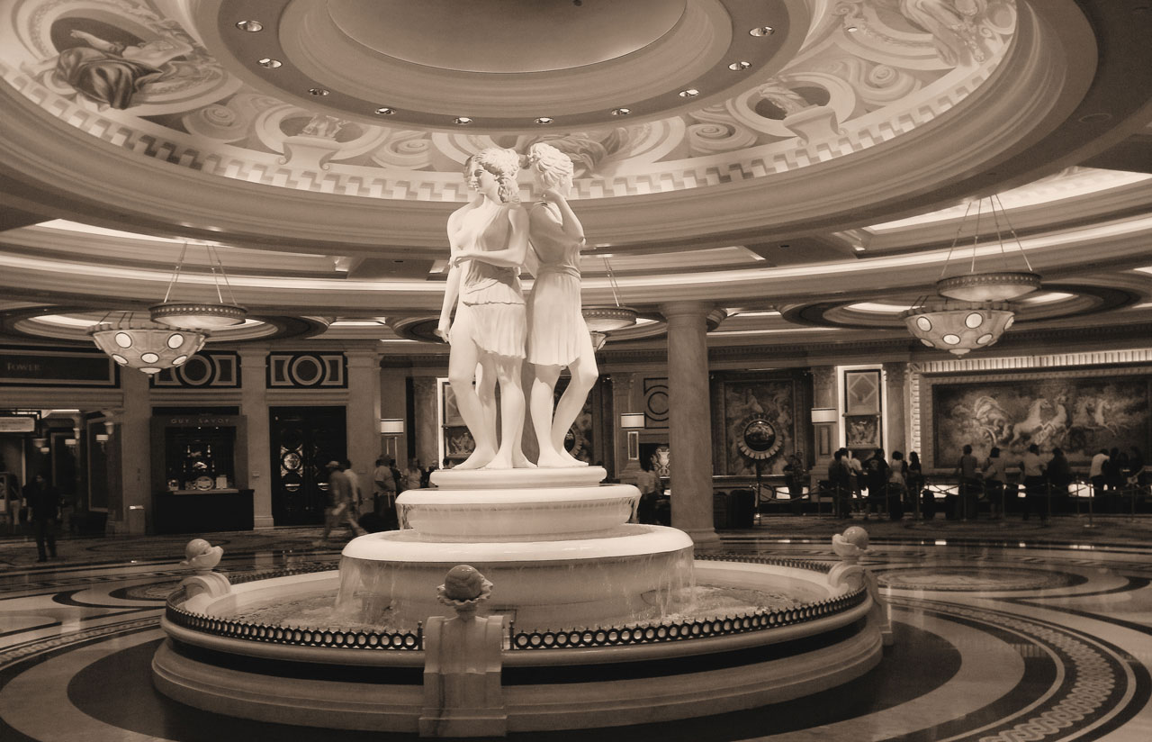 Caesars palace jerk. Cesar Palace las Vegas фонтан. Лилия Caesars Palace. Капитолий колонны.