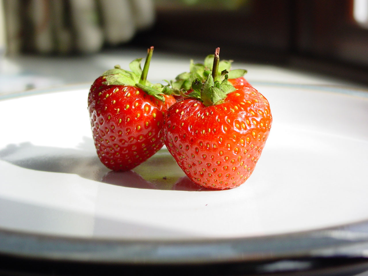 strawberries strawberry strawberries on a plate free photo