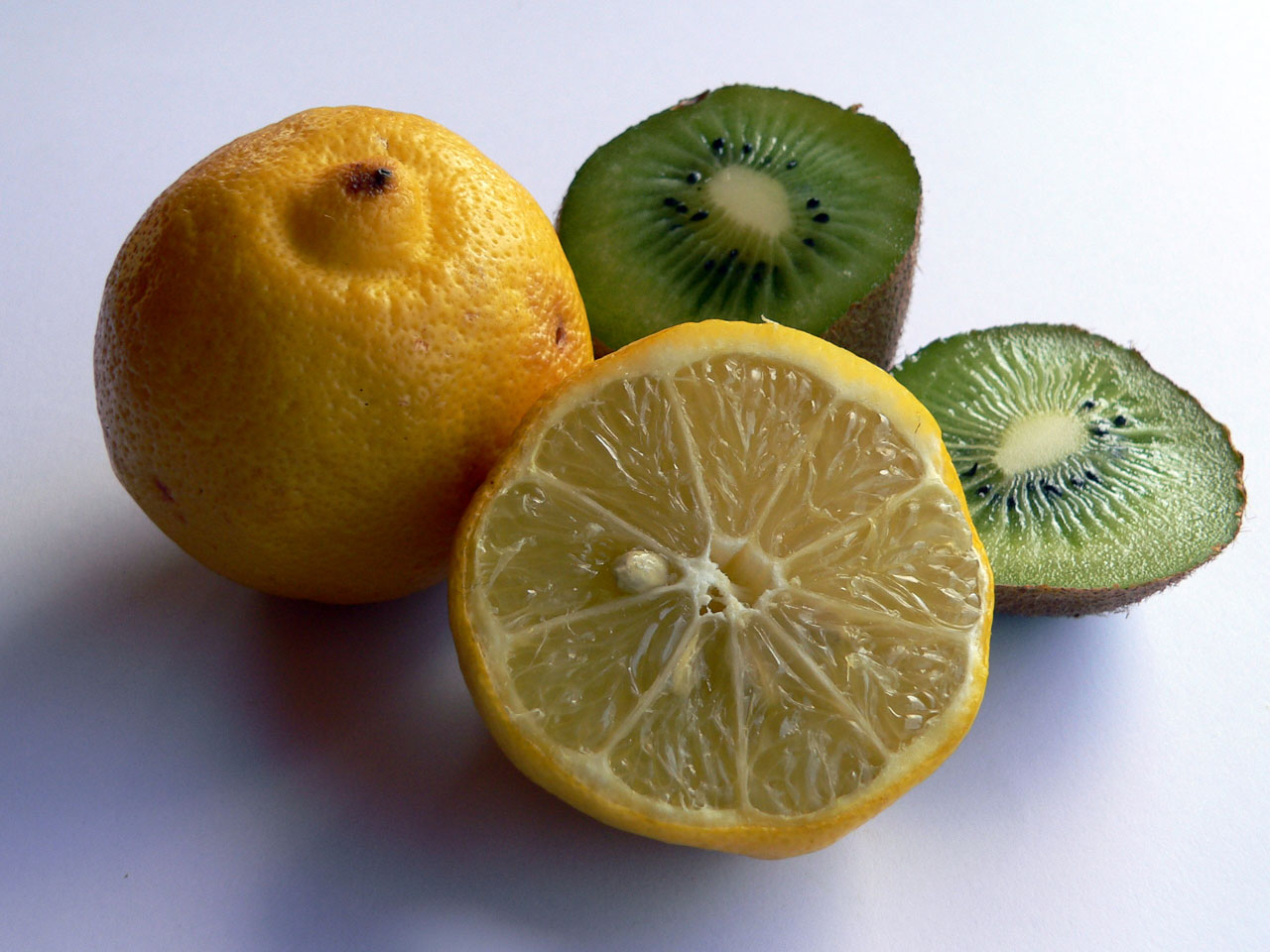 Киви лимон вода отзывы. Киви и лимон. Vehho лимон киви. Киви это цитрус. Фрукты апельсин киви лимон.