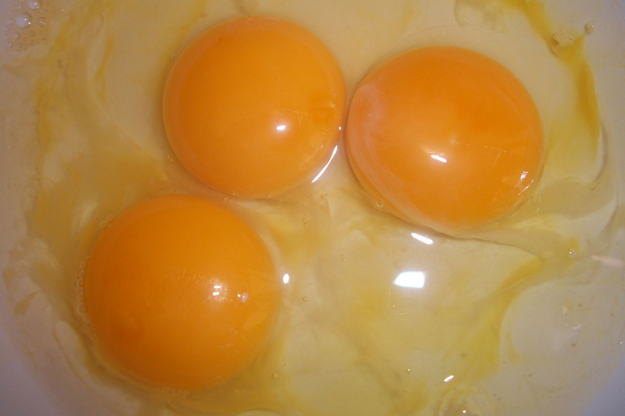 Пить домашние яйца. Сырое яйцо. Яйцо куриное. Куриный желток. Желток яйца.