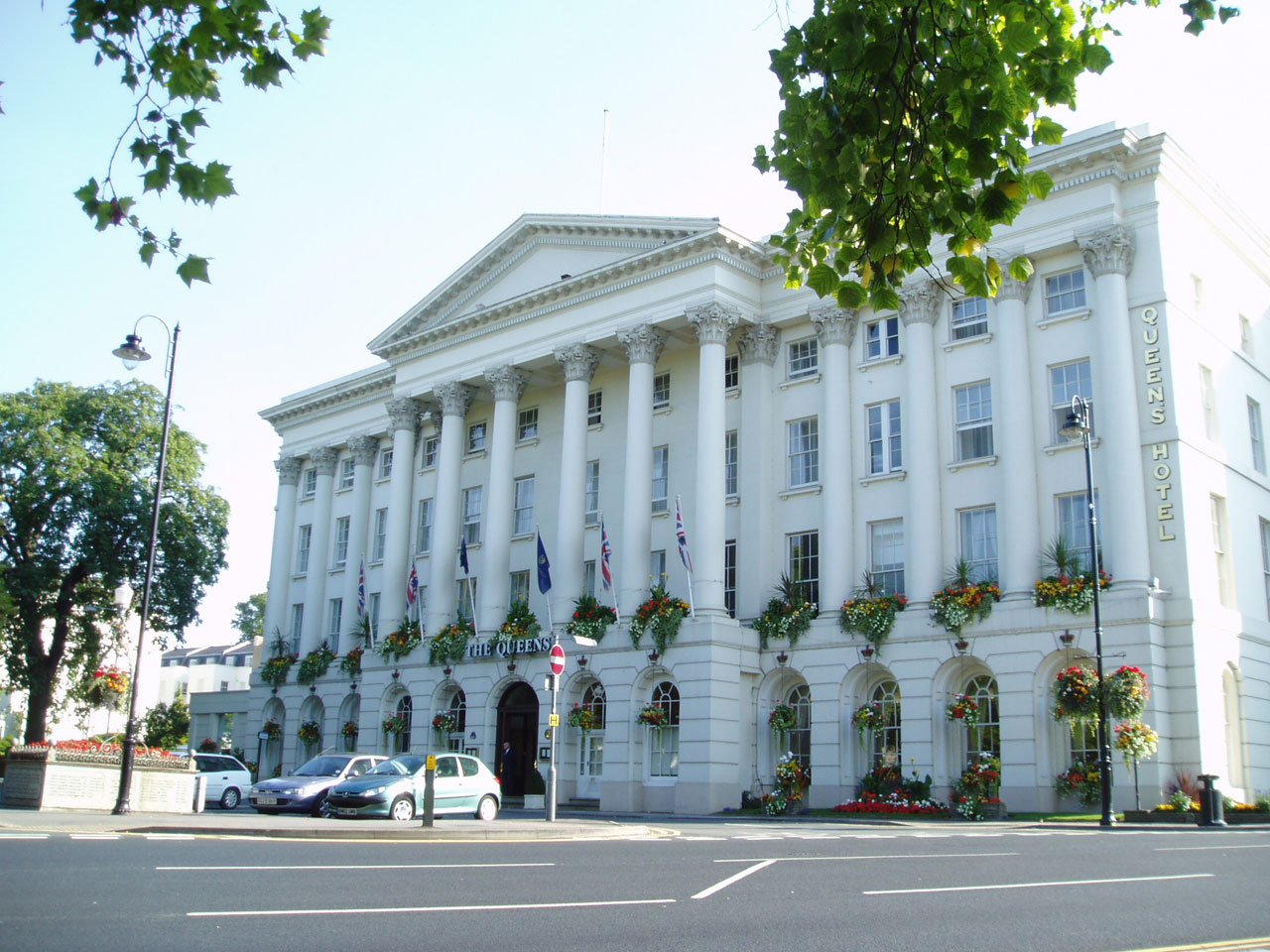 queen hotel column free photo