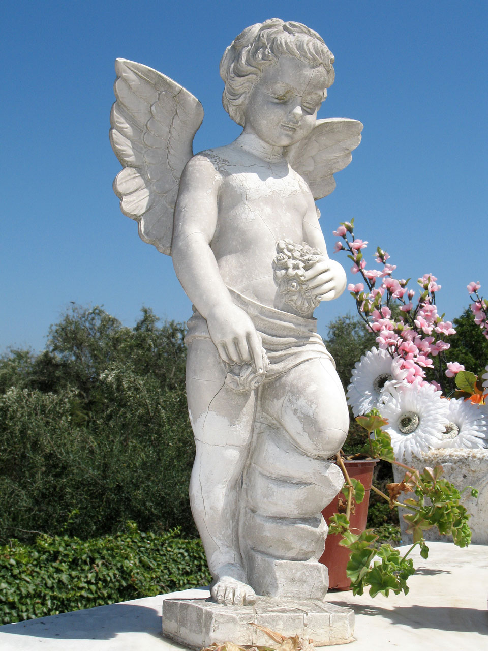 baby angel statue free photo