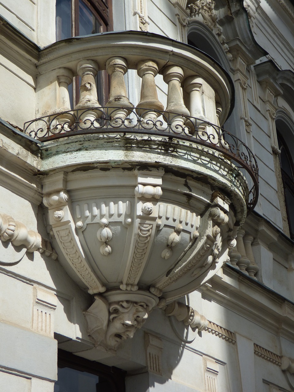 a balcony  history  building free photo