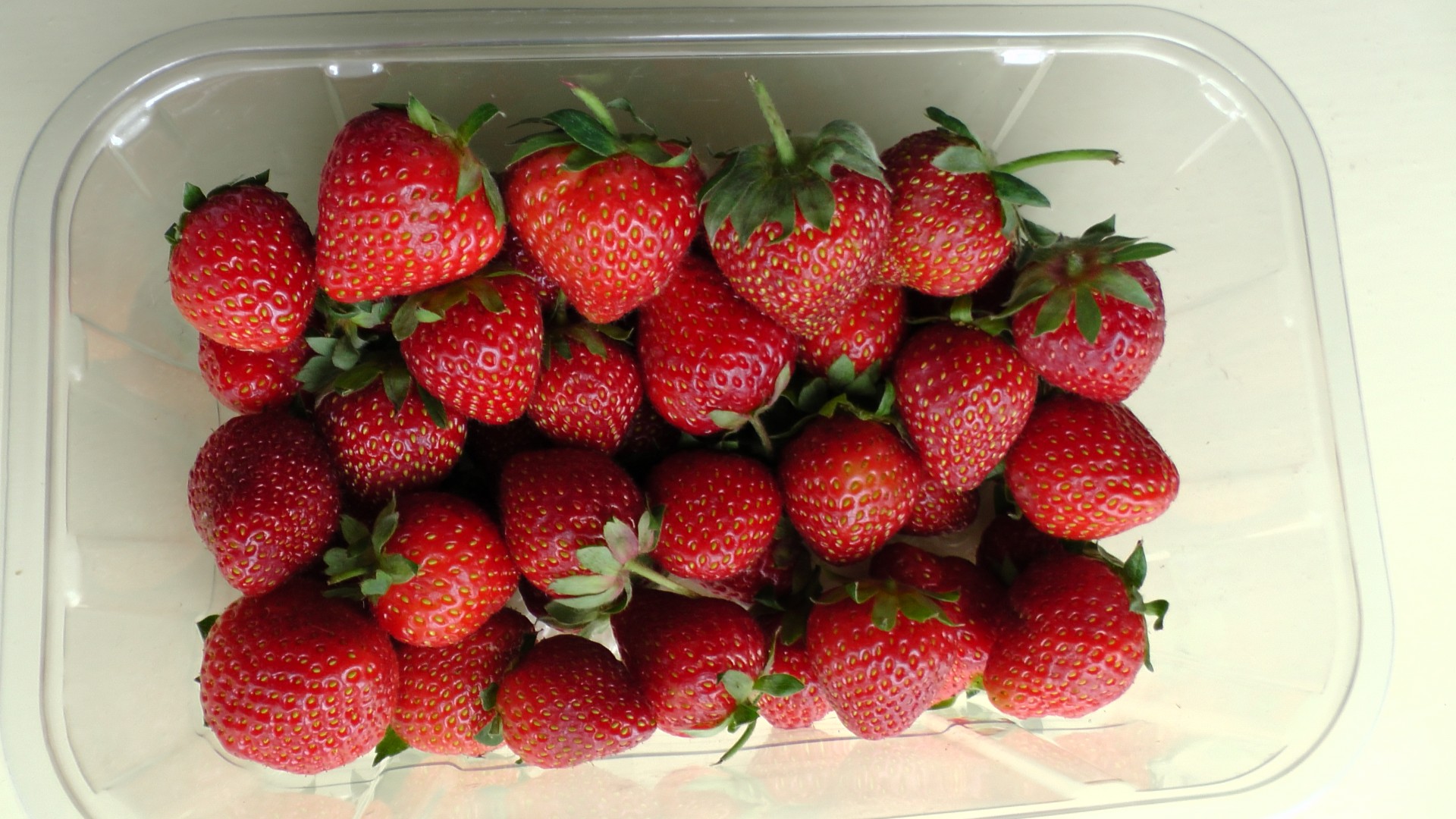 a punnet strawberries strawberry strawberries strawberry free photo