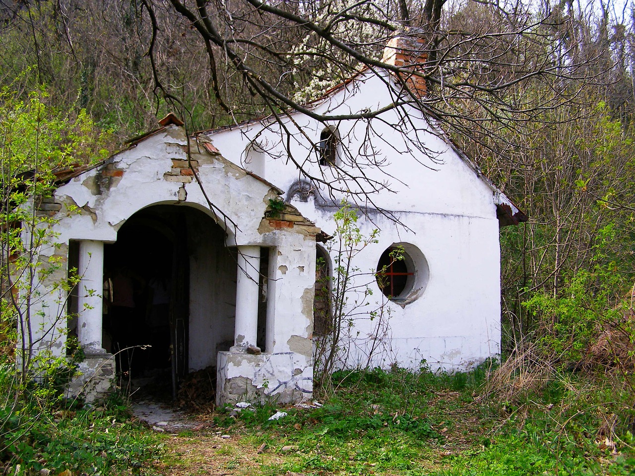 abandoned rom abandoned building free photo
