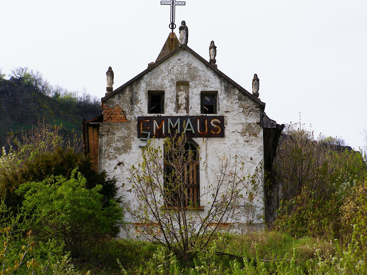 abandoned church abandoned building free photo