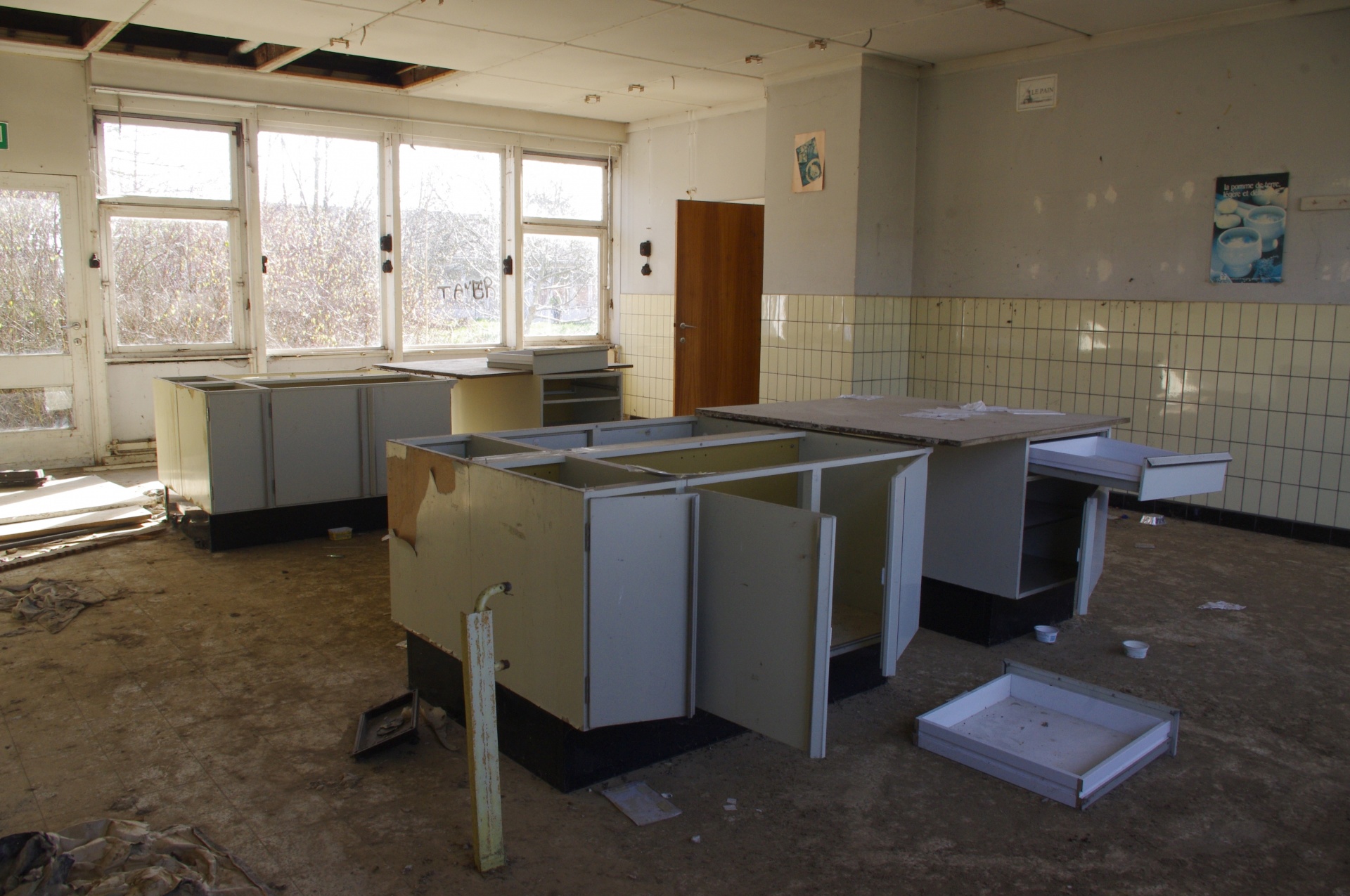abandoned classroom urbex free photo