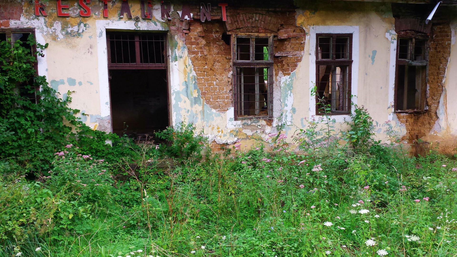 restaurant abandoned decay free photo