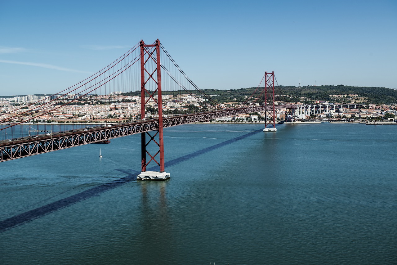 abril bridge lisbon free photo