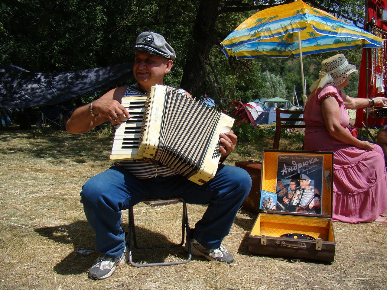 accordion player man accordion free photo