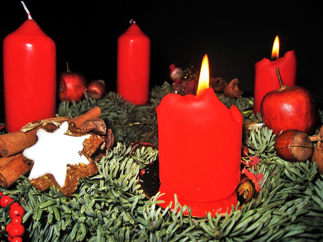 advent wreath second advent 4 red candles free photo