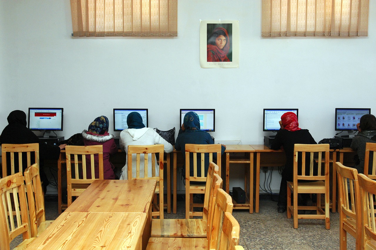afghanistan women on internet free photo
