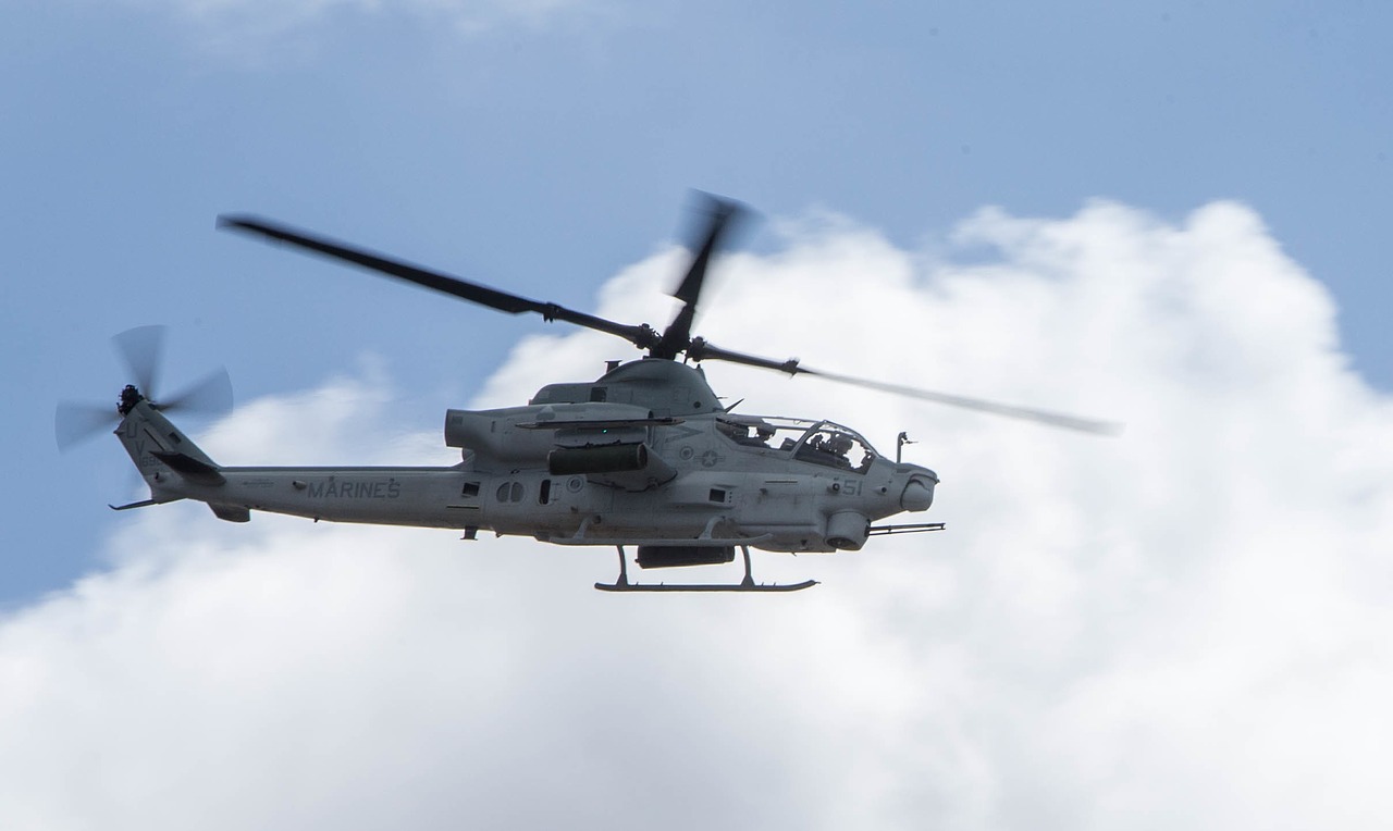 ah-1z viper attack helicopter aviation free photo