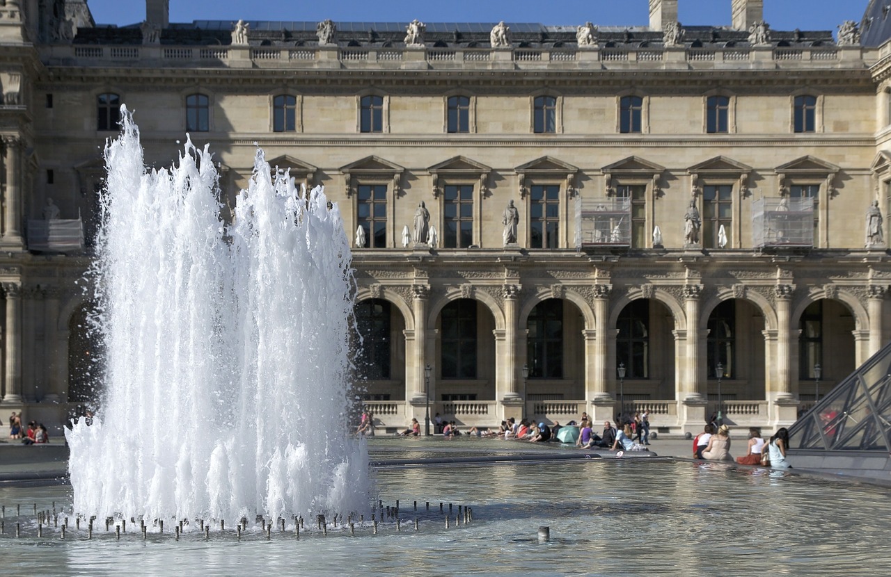 aile richelieu louvre fountain free photo