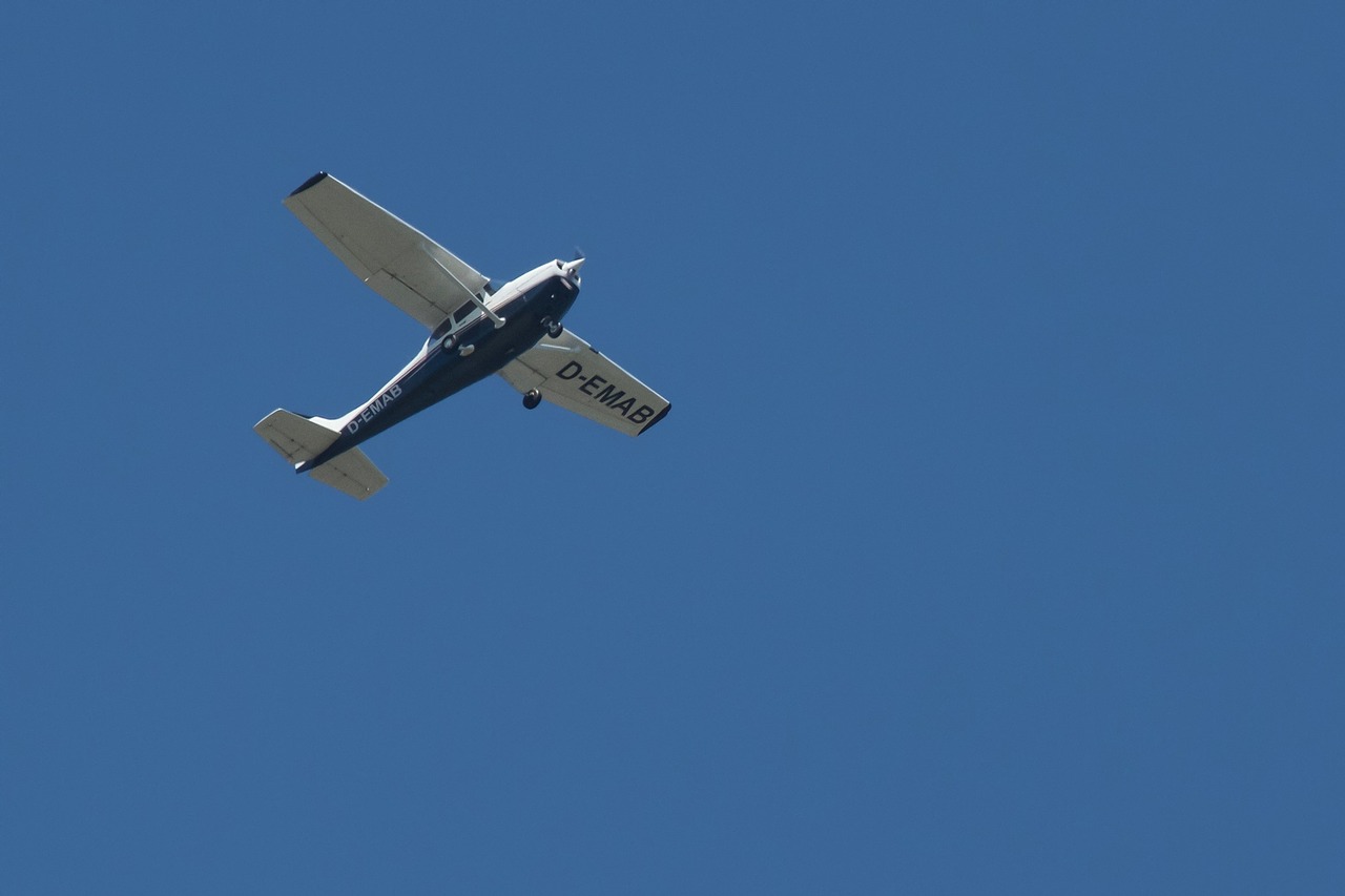 aircraft sport aircraft cessna 172 skyhawk free photo