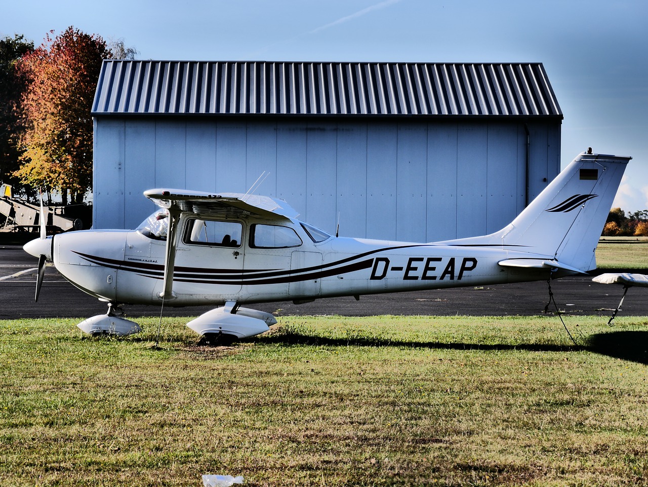 aircraft hangar m17 free photo