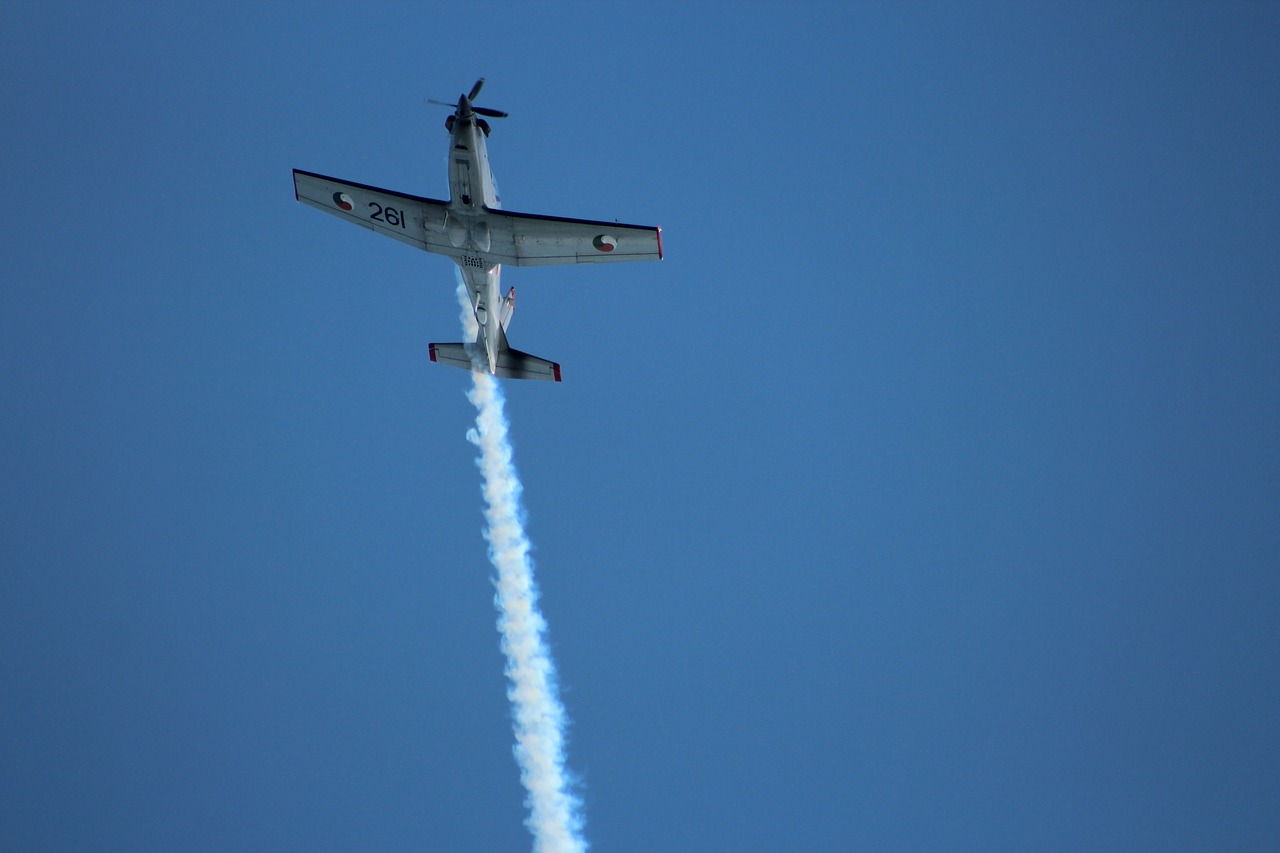 airplane airshow smoke free photo