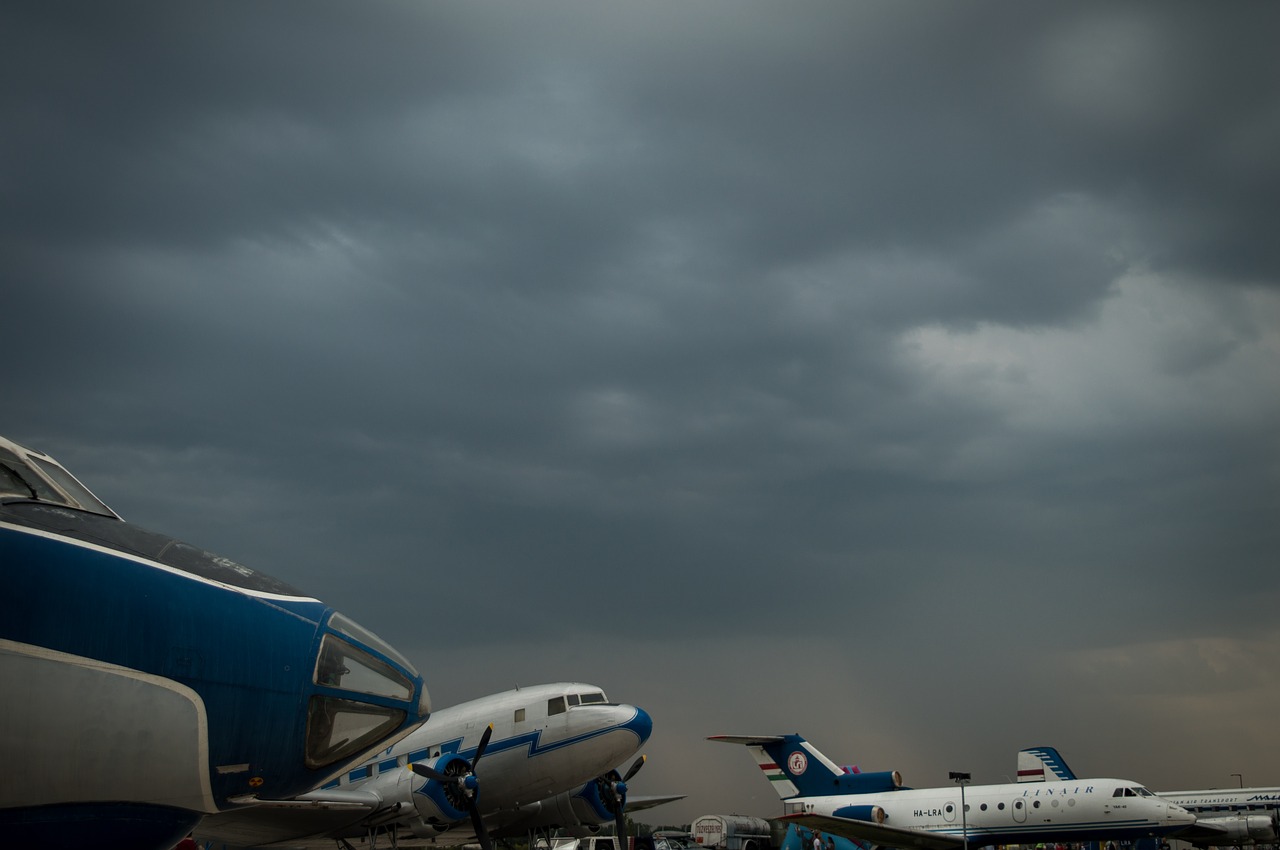 Flight blue. Голубой рейс. Самолет синий летит матовый.