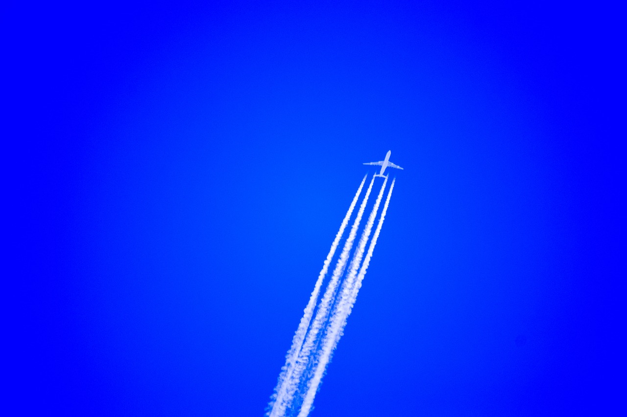 airplane airplane cruising high altitude free photo