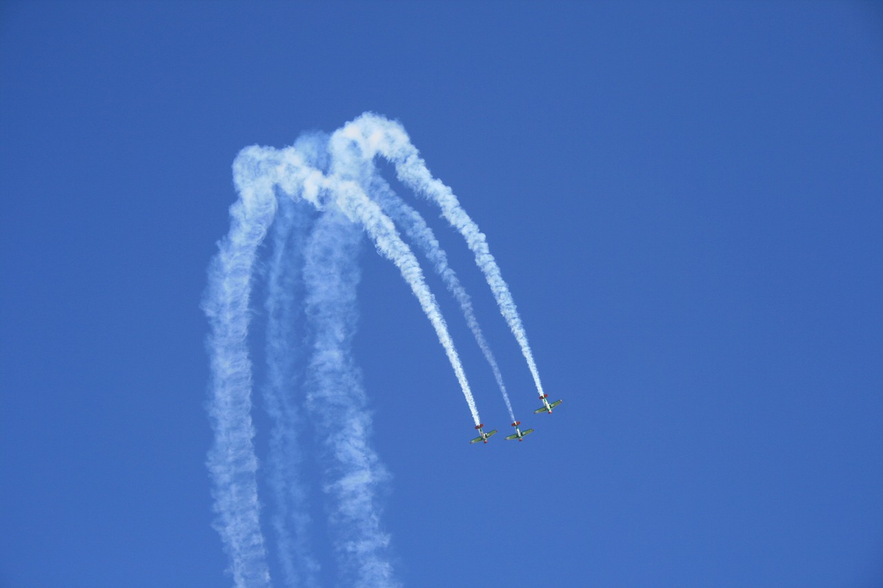 airshow air display aerobatic maneuvres free photo