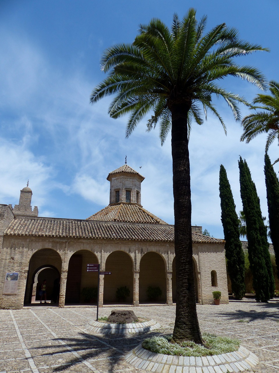 alcazar palace courtyard free photo