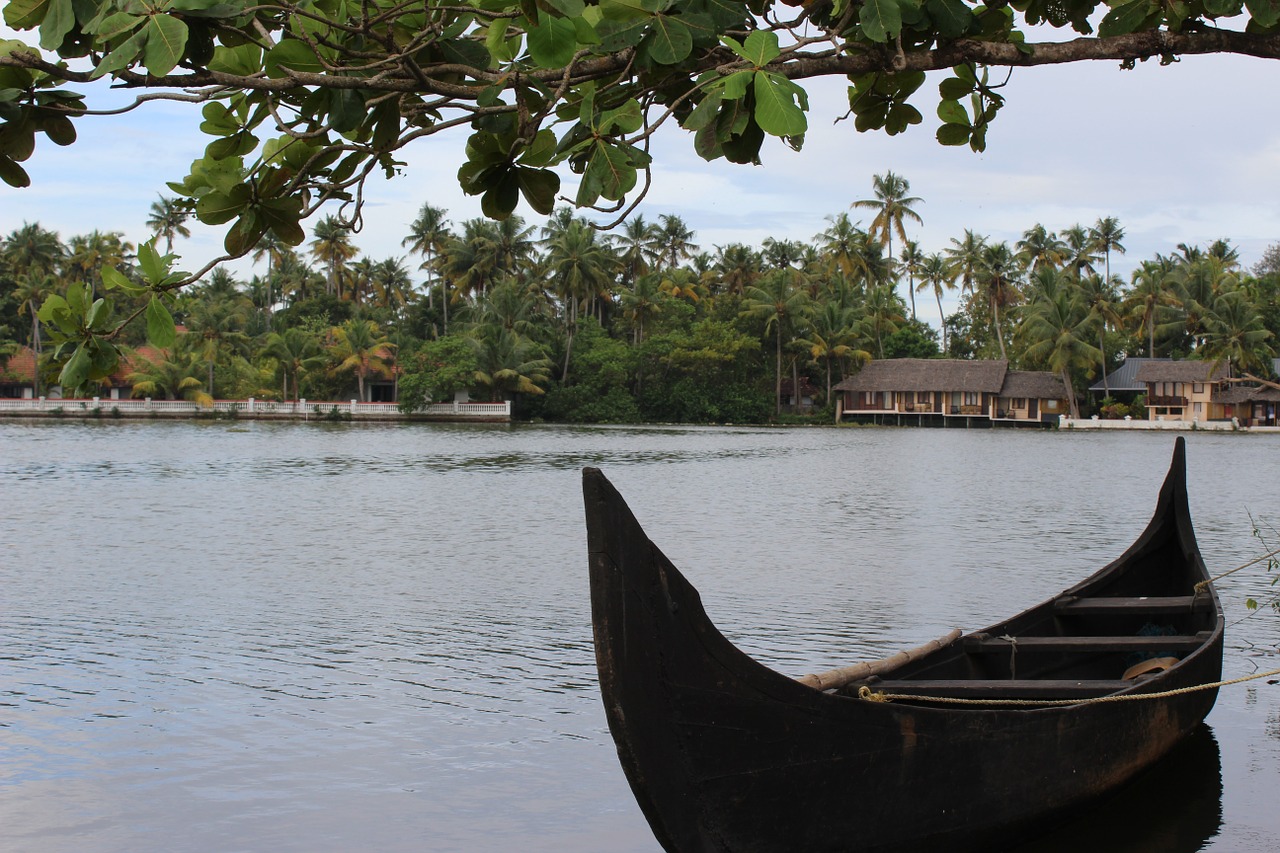 lake boat allapey free photo