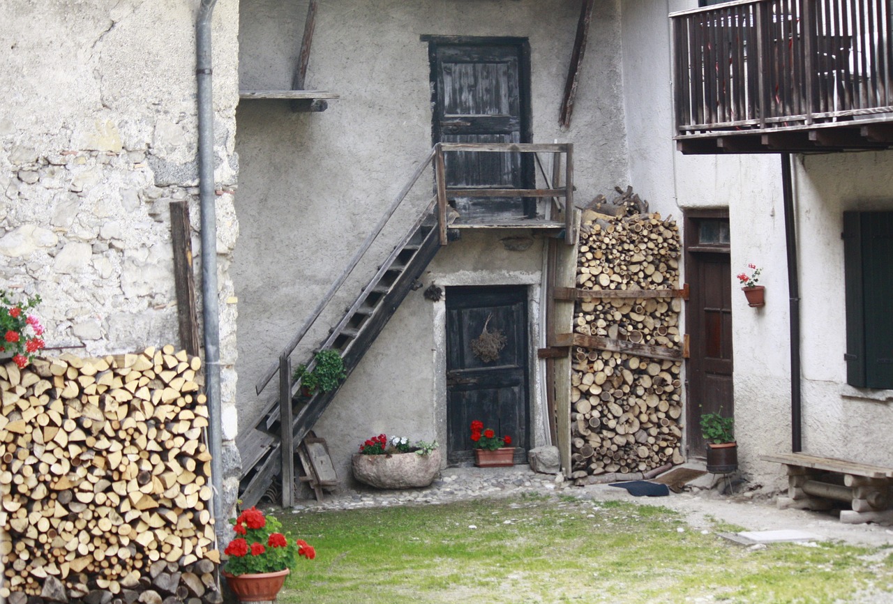 alley bezzecca italy free photo