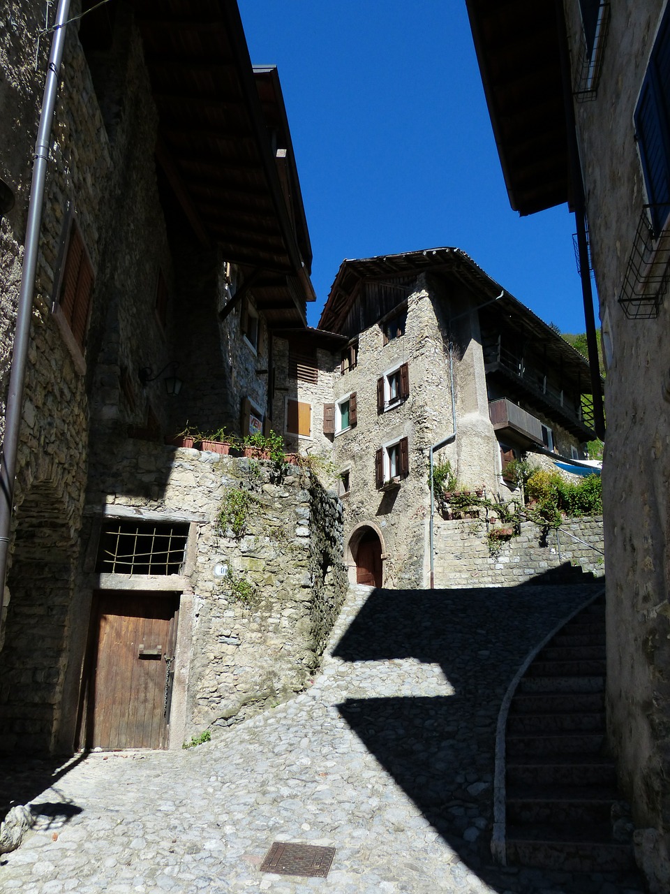 alley houses gorge medieval village free photo