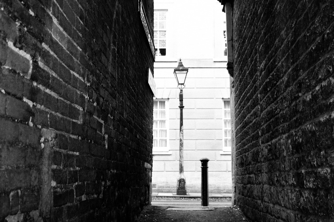 alleyway lamp alley free photo
