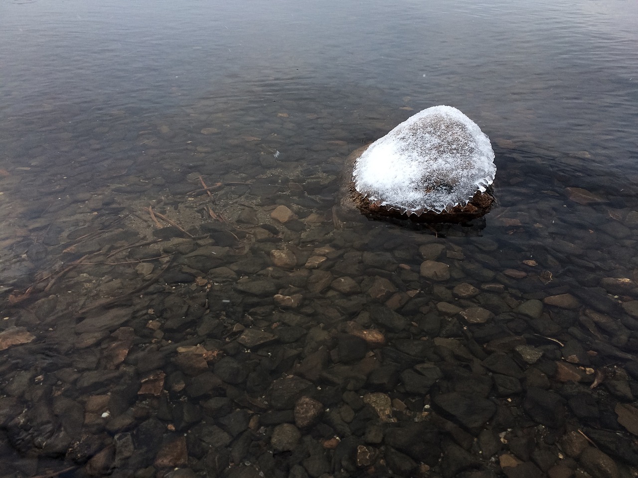 Погода самоцвет. Одинокий камушек. Одинокий камень у воды. Белый камень в воде тает. Камень фото одинокий.