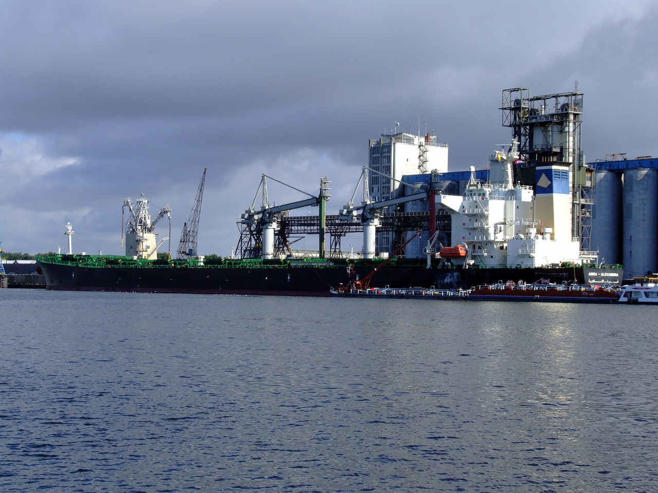 amira ship port free photo