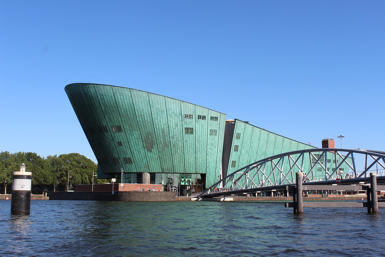 Европа под водой. Музей Немо в Амстердаме. Нидерланды над водой проект Крюгер. Музей Nemo Амстердам архитектура. Амстердам музей каналов.