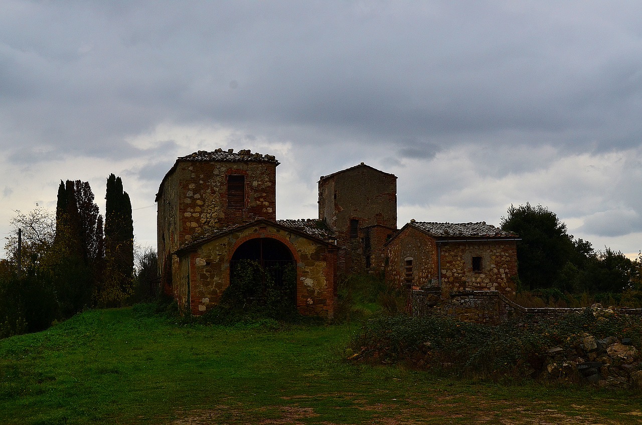 an abandoned building tuscany free photo