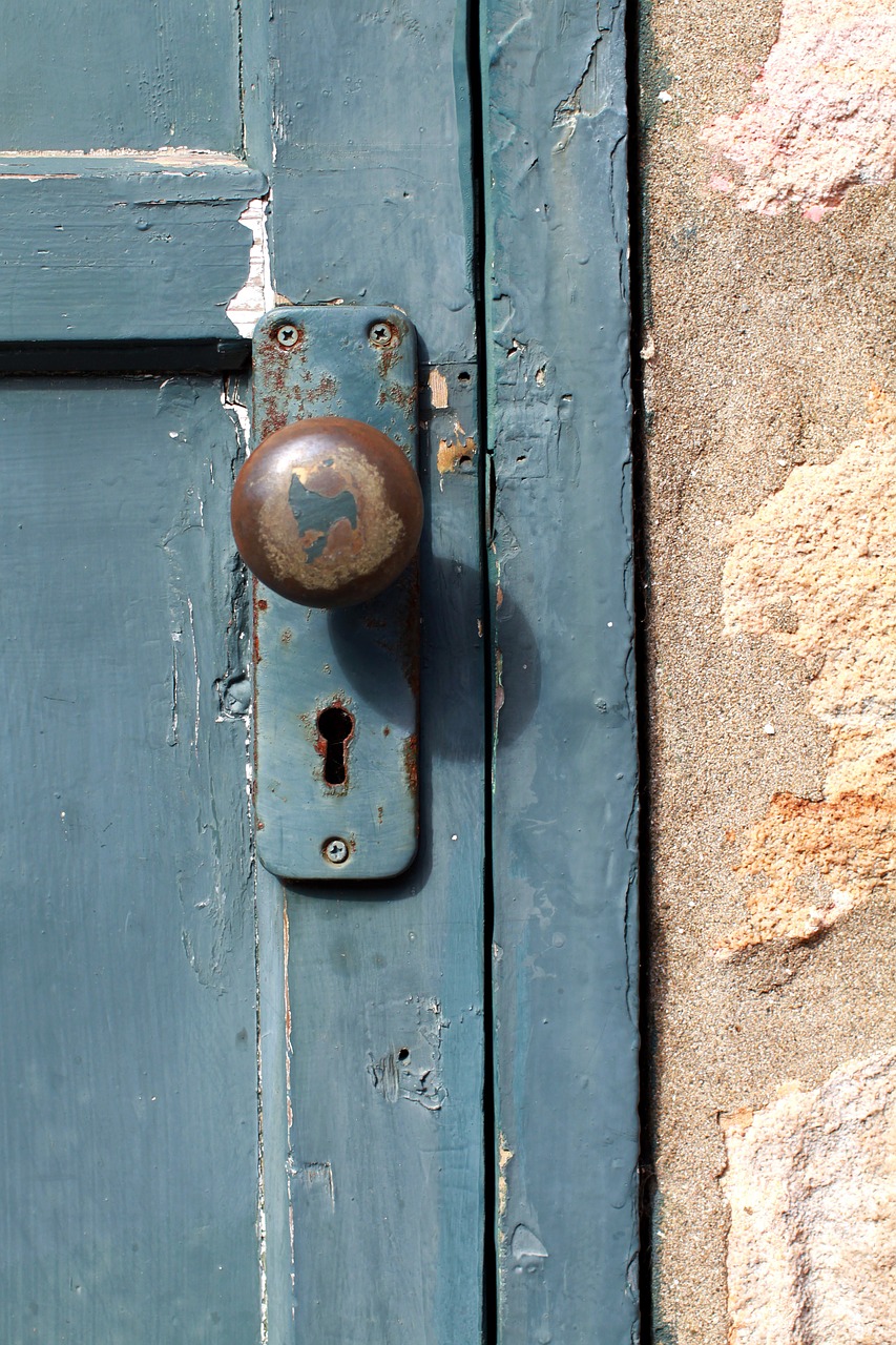 ancient door lock free photo