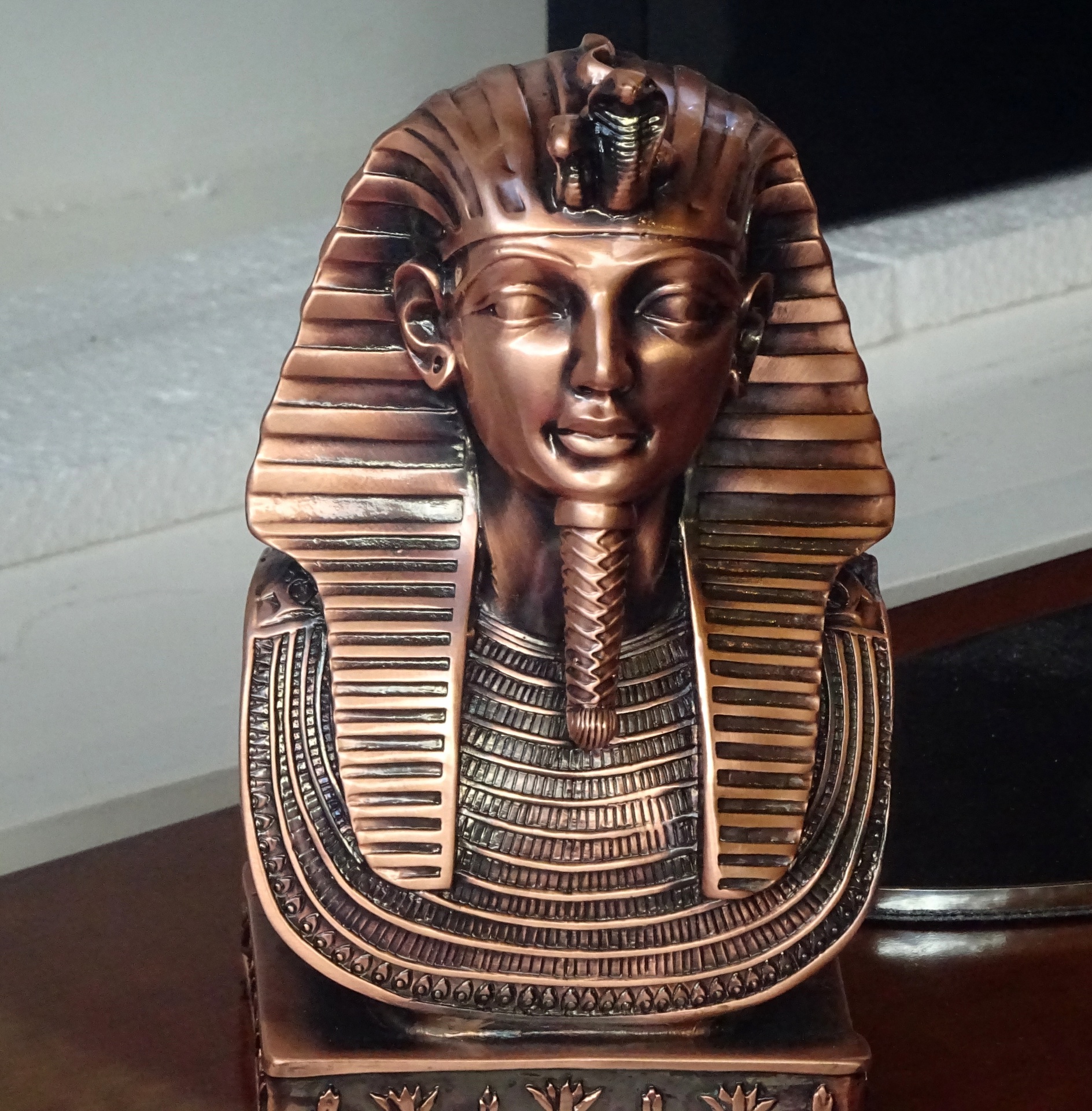 Фараон Тутанхамон статуя
