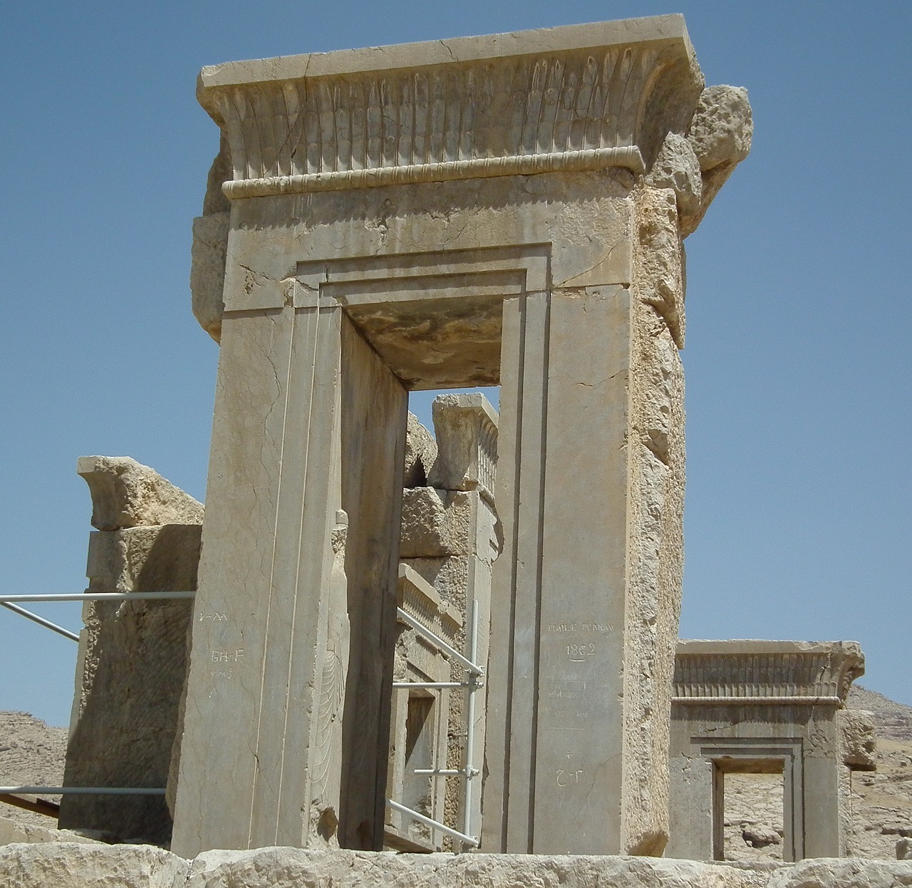 ancient ruins persepolis shiraz free photo