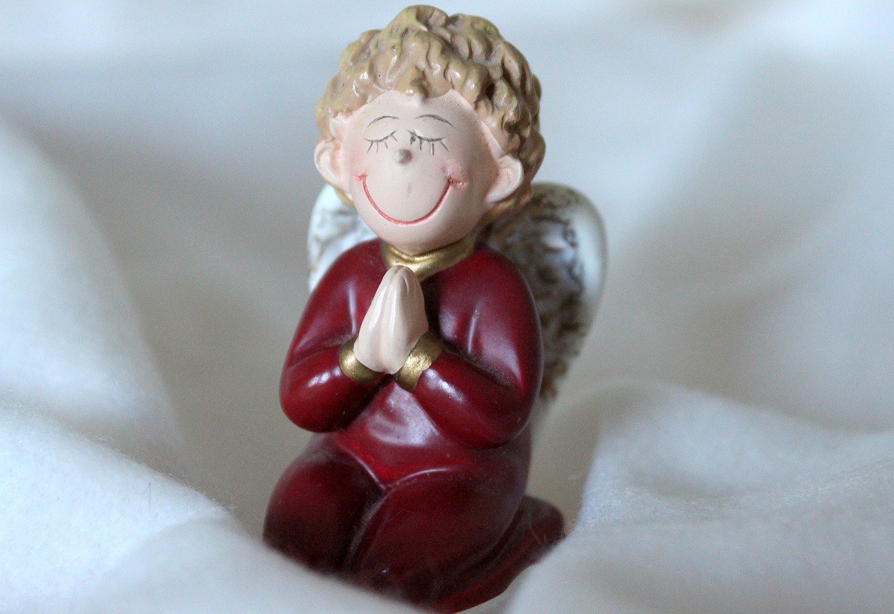 angel pray angel figure free photo