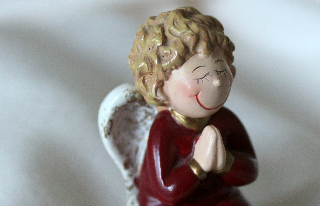 angel pray angel figure free photo