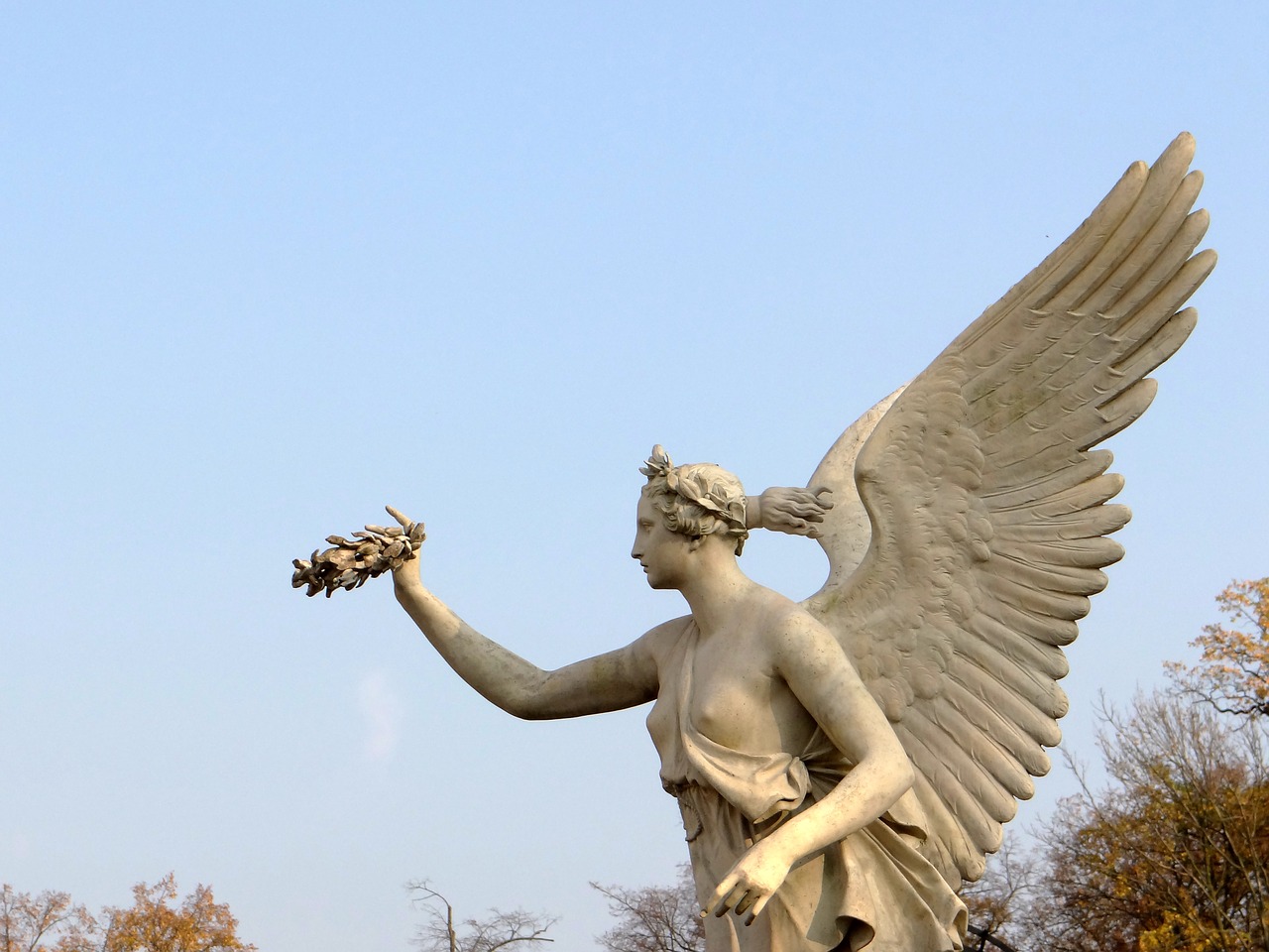 angel laurel the statue free photo