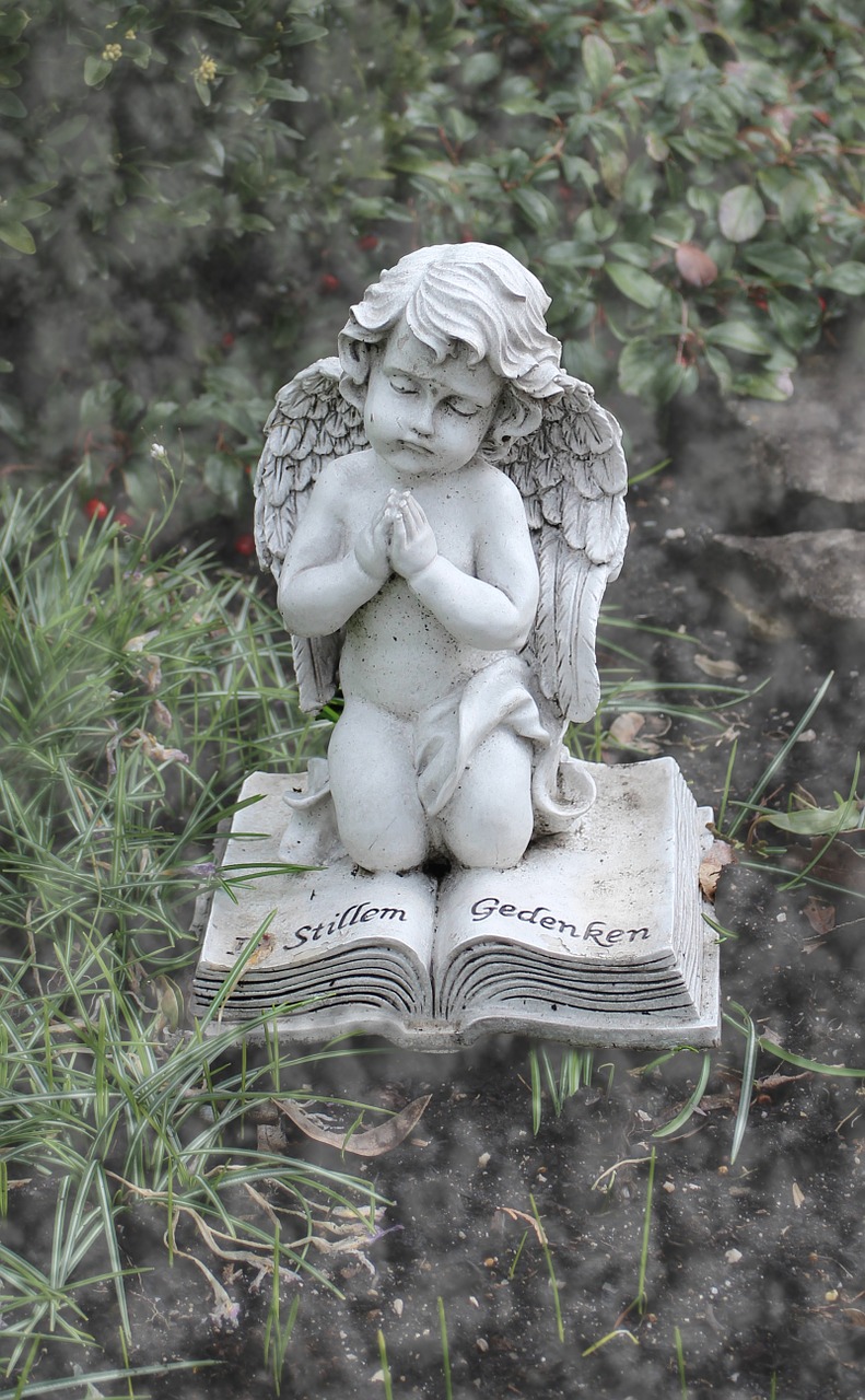 angel pray commemorate free photo
