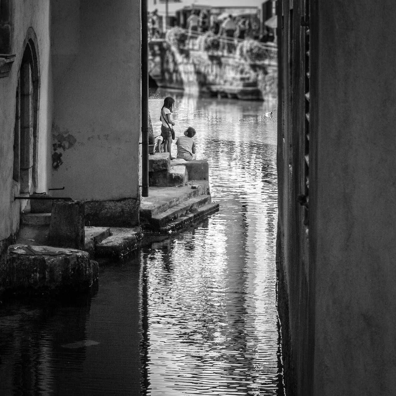 annecy street child free photo