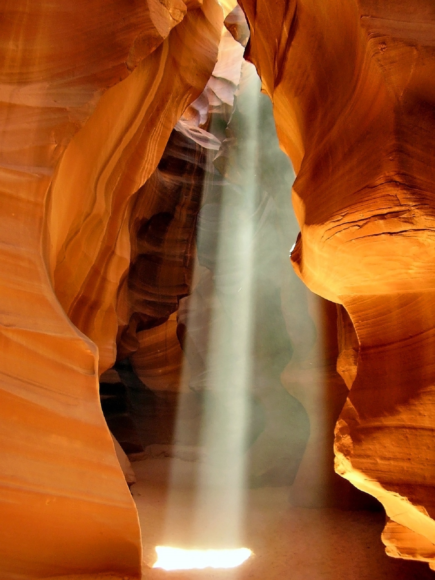 light rays slot canyon free photo