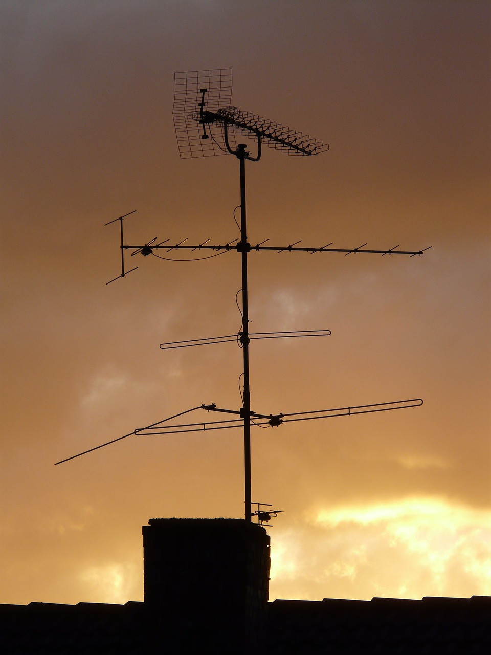 antenna,home,roof,watch tv,sky,send,transmitter,free pictures, free photos, free images, royalty free, free illustrations, public domain
