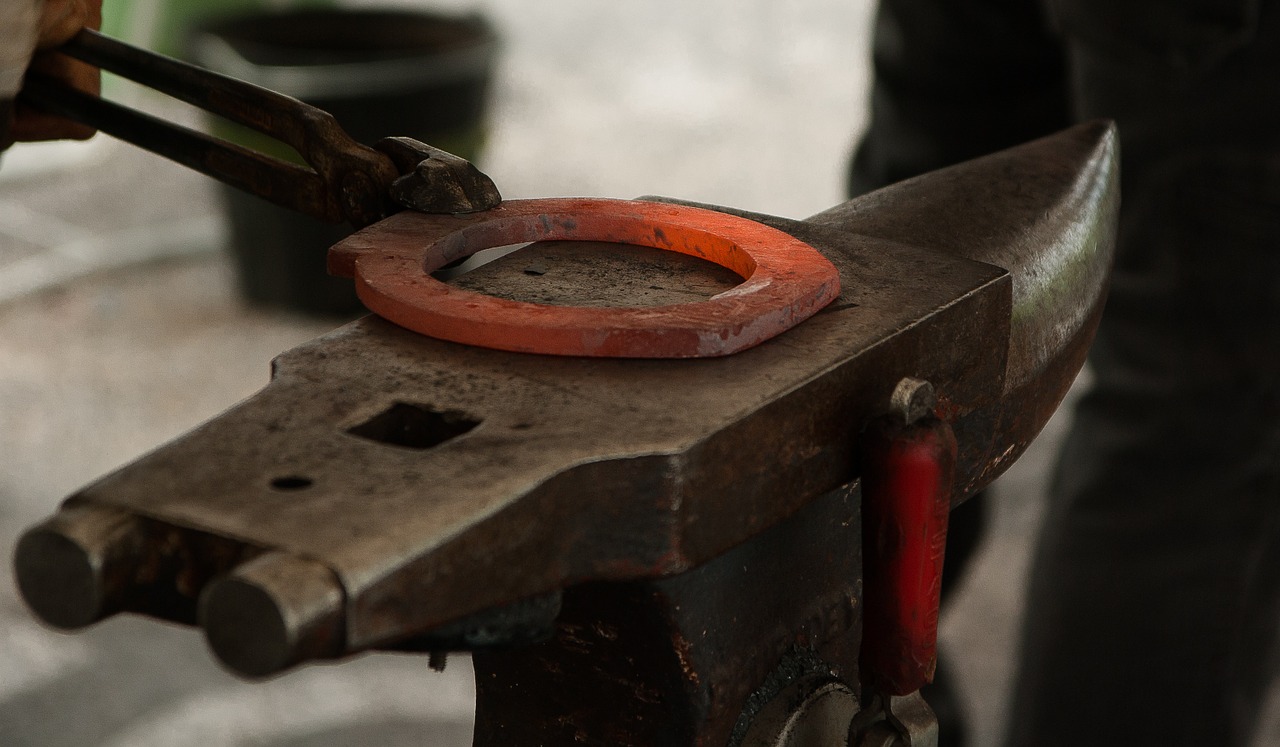 anvil horseshoe blacksmith free photo