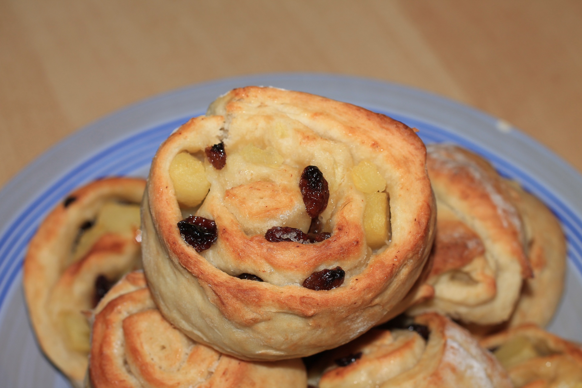 apple slices raisins food free photo