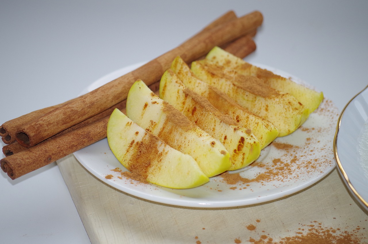 apple cinnamon plate free photo