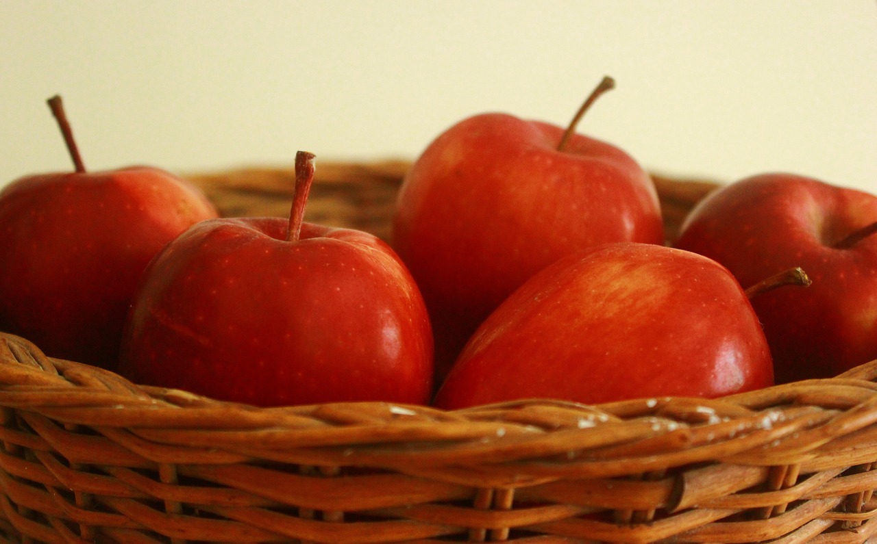 apple basket red free photo